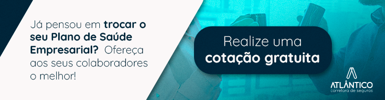 Pessoas pensando em trocar o plano de saúde empresarial.